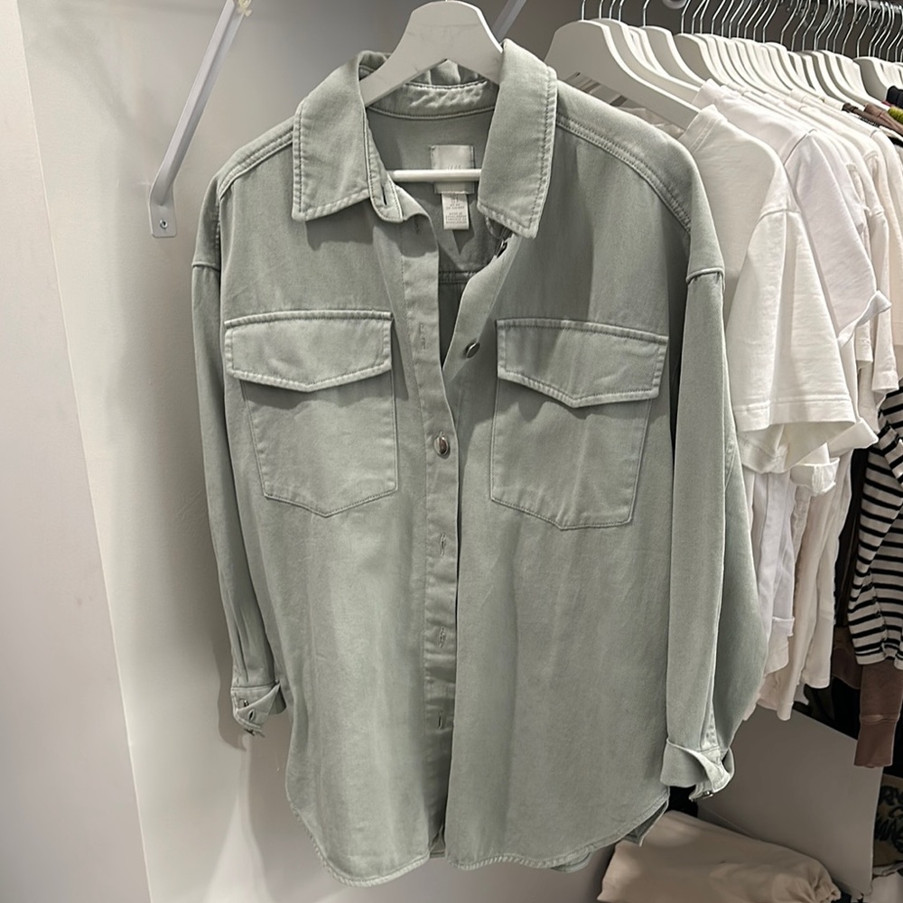 Casual Green Button-Up Shirt